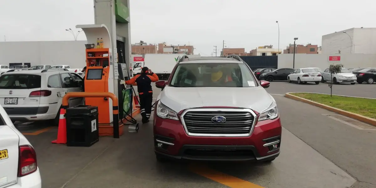 Conductor de CNA abasteciendo de combustible una camioneta antes del traslado