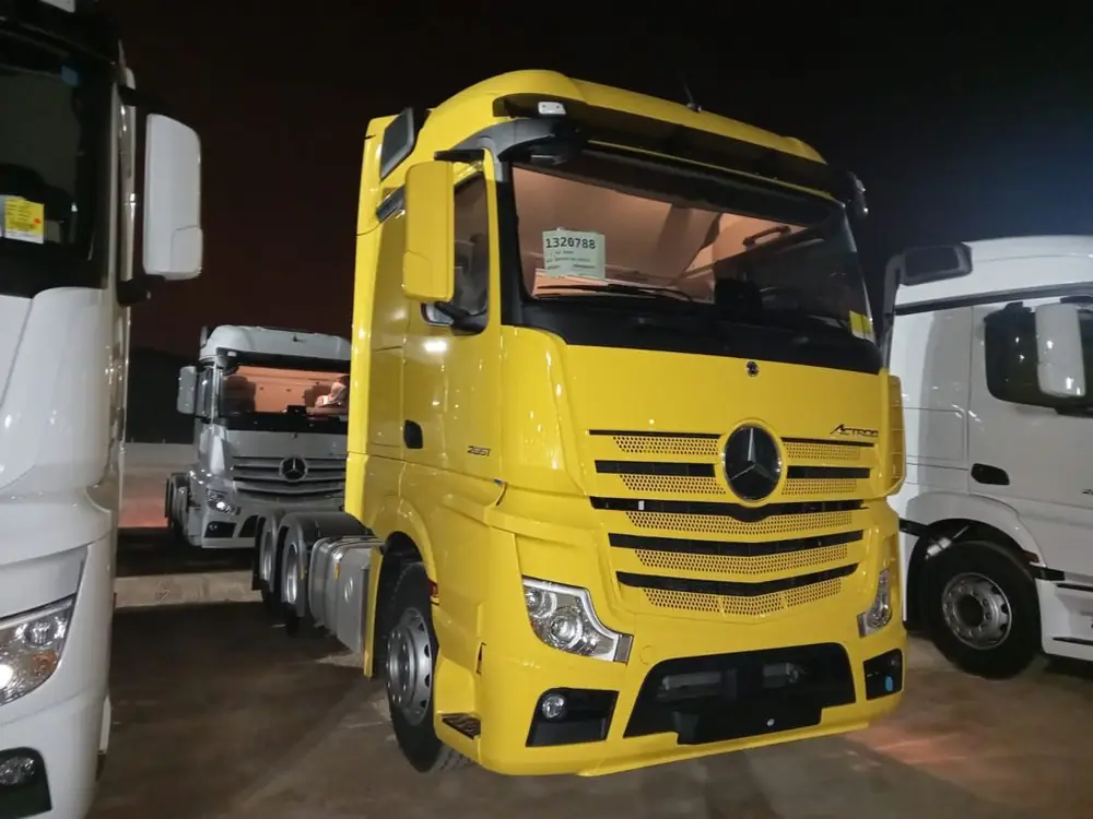 Tracto Mercedes-Benz Actros en operativo nocturno