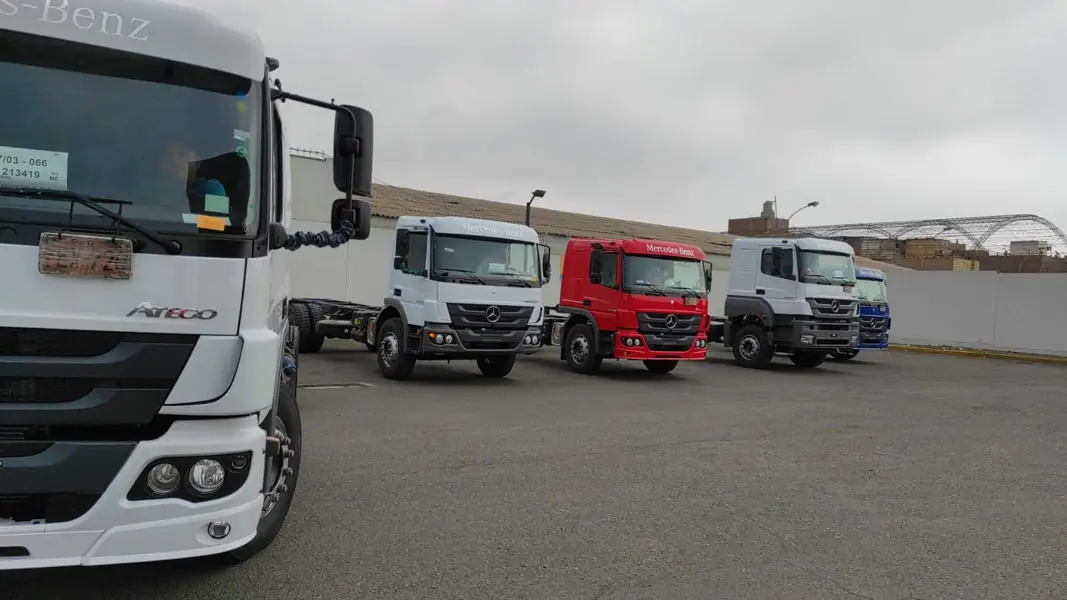 Camiones Mercedes-Benz Atego en patio, listos para inspección