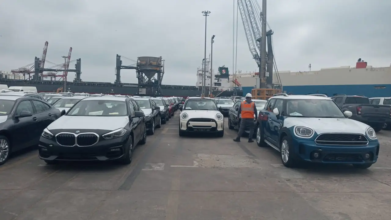 Unidades BMW y MINI en el puerto del Callao junto a personal de CNA